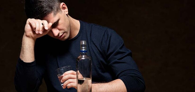 A man drinks alcohol, how to quit smoking, photo 1