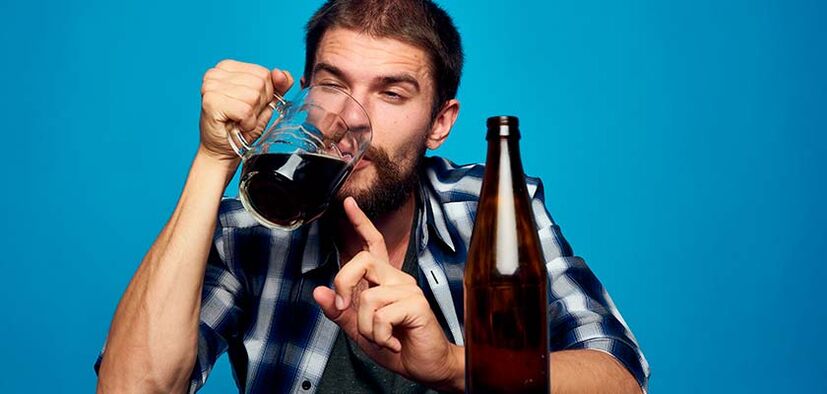 A man drinks alcohol, how to quit smoking, photo 2
